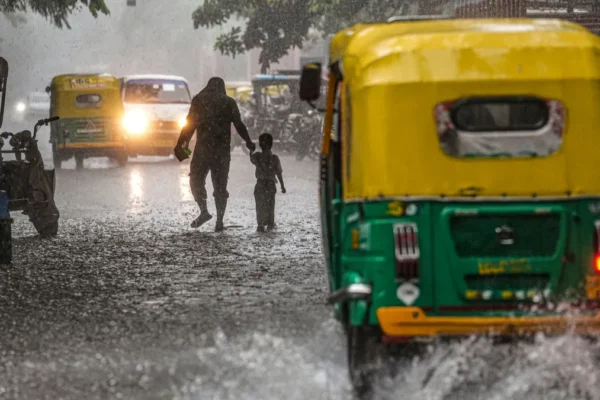 IMD Issues Extreme Rainfall Alert: Delhi Grapples with Dense Fog, Cold Wave, and Heavy Showers