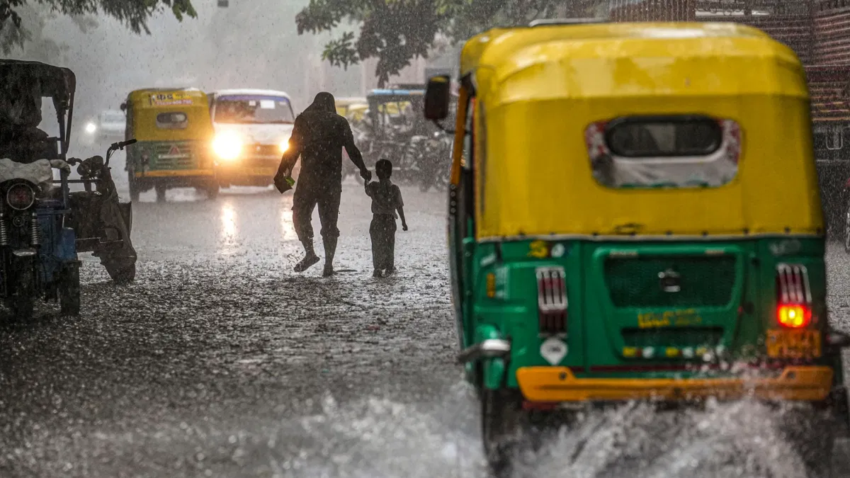 IMD Issues Extreme Rainfall Alert: Delhi Grapples with Dense Fog, Cold Wave, and Heavy Showers